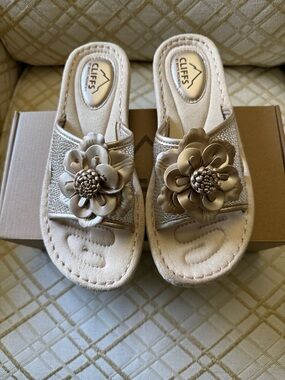 White Mountain Girls Gold Floral Slide Sandals